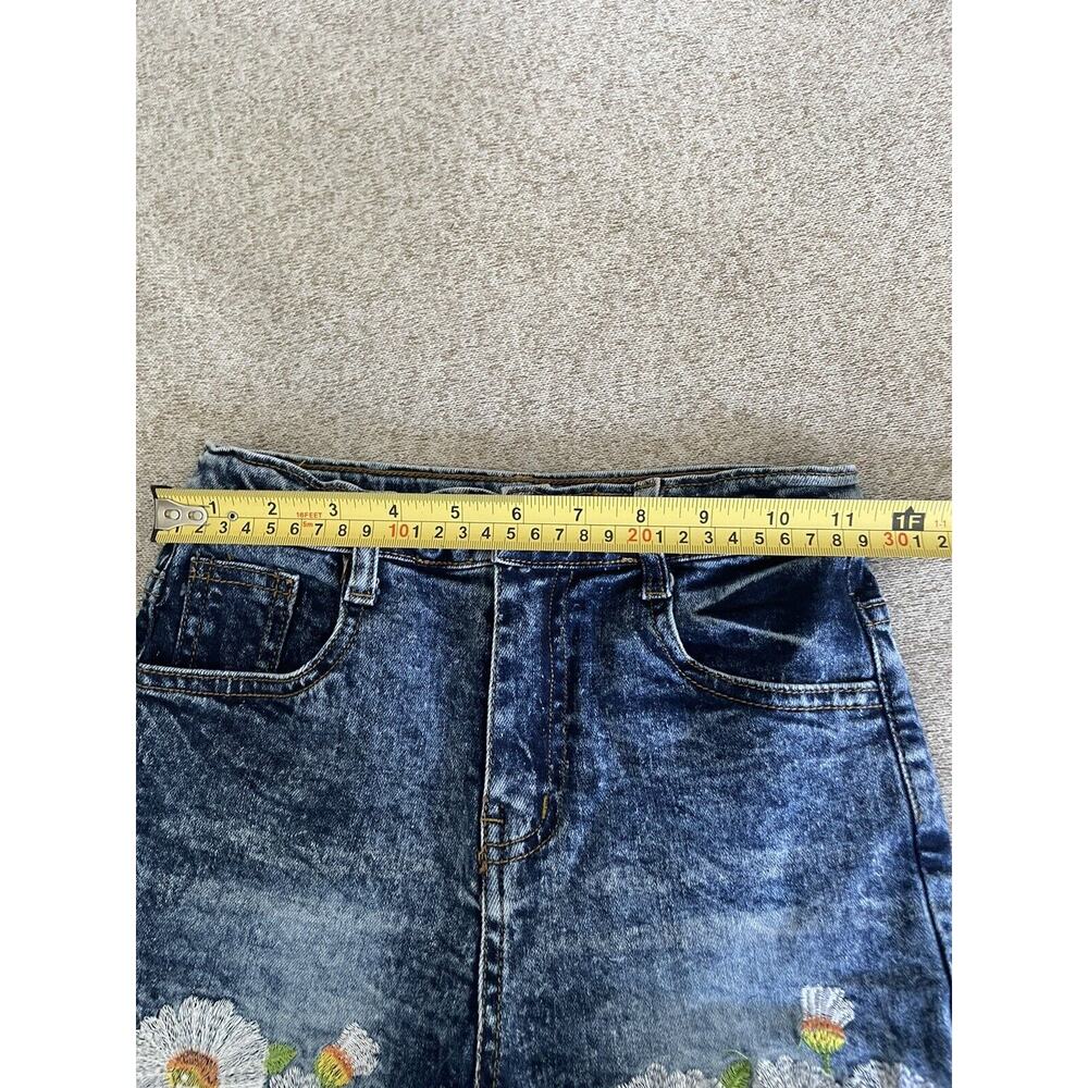 Girls Daisy Floral Embroidered Jean Shorts Size 6/7 Acid Wash - Picture 7 of 9